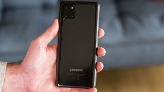 Galaxy E62 bất ngờ lộ ảnh mặt lưng bóng bẩy với cụm camera hình vuông nổi bật: Samsung sẽ mang dòng Galaxy E quay trở lại?