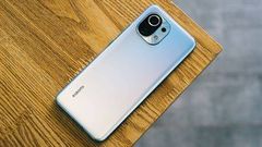  Mi 11 Lite 5G lộ toàn bộ thiết kế trên TENAA với màu gradient cuốn hút, viền màn hình mỏng và cụm 3 camera xịn sò ở mặt sau 