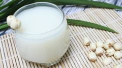  6 cách nấu sữa hạt sen ngon mê ly đơn giản bằng máy xay sinh tố 