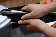 Nồi áp suất cơ Supor YL183F5 