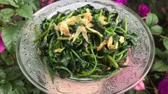  2 Cách làm rau lang xào tỏi xanh mướt không bị đen, thơm lừng cực đưa cơm 