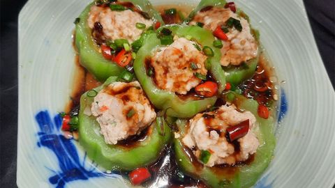 Cách làm mướp hương nhồi tôm hấp ngọt thanh, đơn giản cho bữa cơm tròn vị
