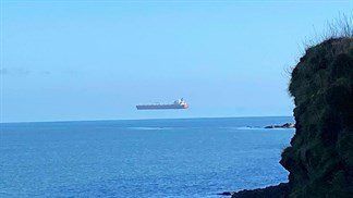 Hiện tượng lạ: Một chiếc tàu vận tải lớn 'bay lơ lửng' trên mặt biển, liệu có phải là sản phẩm của photoshop?
