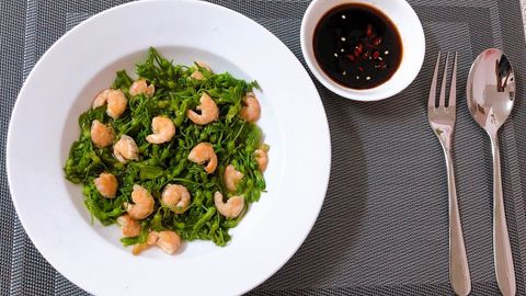 Cách làm bông thiên lý xào tôm đơn giản thanh mát ngọt vị