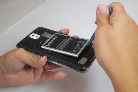 Thay pin Samsung Galaxy J7 Plus