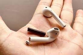 Thay pin cho tai nghe AirPods giá từ 350.000 đồng ở Việt Nam