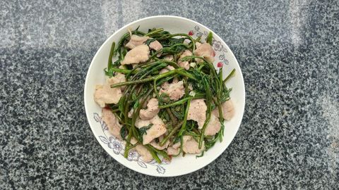 Cách làm rau lang xào thịt heo thơm ngon, hấp dẫn cực đơn giản