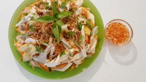 Cách làm gỏi gà ngó sen trắng giòn ngon miệng đơn giản ngay tại nhà