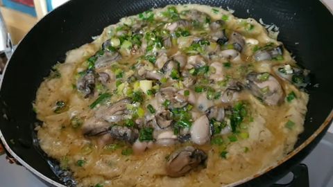 Cách làm hàu chiên trứng phô mai thơm ngon, độc đáo và đơn giản