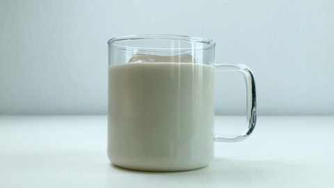 Cách làm trà sữa ủ lạnh (cold brew) ngọt thanh, thơm nhẹ uống là thích