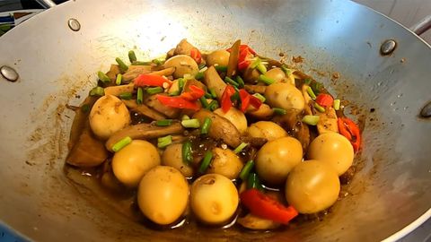 2 cách làm trứng cút kho nấm thơm ngon mới lạ dễ làm ăn là ghiền