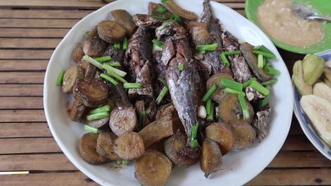 Cách làm cá nục kho chuối xanh ngon bùi hấp dẫn lạ miệng dễ làm