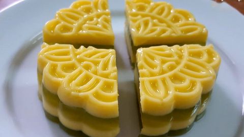 Cách làm bánh Trung Thu rau câu sữa ngô lá dứa bắt mắt, thơm ngon tuyệt hảo