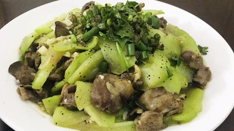 Cách làm su su xào lòng gà thơm ngon đổi vị cho gia đình