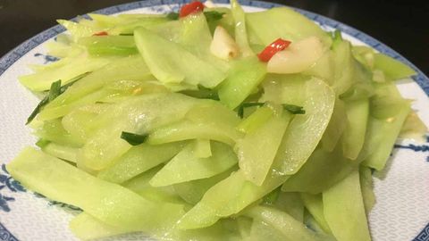 Cách làm quả su su xào tỏi thơm ngon thanh đạm đổi vị cho bữa cơm
