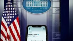  Hai ngày sau vụ hỗn loạn tại điện Capitol, Twitter thông báo cấm vĩnh viễn tài khoản của Tổng thống Donald Trump 