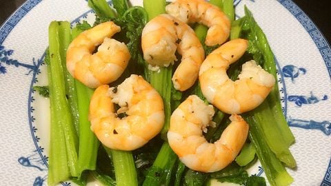 Cách làm cải bẹ xanh xào tôm tươi giòn ngon lạ miệng đơn giản tại nhà