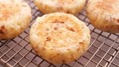  2 cách làm bánh khoai mì nướng bằng chảo chống dính thơm ngon đơn giản 
