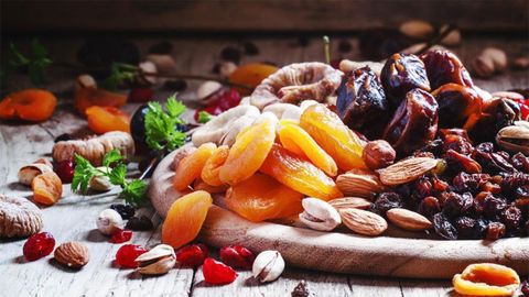 Trái cây sấy là gì? Ăn trái cây sấy có tốt không? Các loại trái cây sấy khô