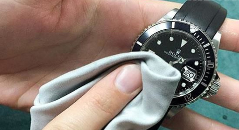 Hướng dẫn cách vệ sinh và làm sạch dây da đồng hồ luôn như mới