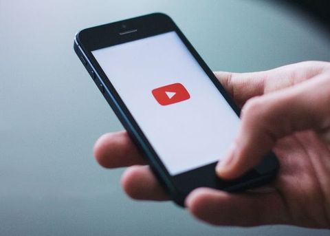 Giải Trí Trên Màn Ảnh Rộng Với 5 Bước Chia Sẻ Video Youtube Lên Tv Bằng Điện Thoại Cực Dễ