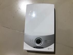 Bình nóng lạnh trực tiếp Ariston 4500W Aures SM45PE SBS VN