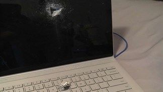 Chuyện hi hữu, Microsoft Surface Book chặn một viên đạn lạc, cứu một mạng người trong gang tấc
