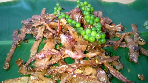 Cách làm khô mực chiên tiêu cay nồng ăn một lần là nghiện