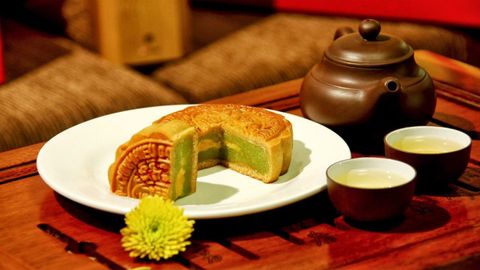 Ăn bánh Trung Thu uống trà gì? Các loại trà ngon kết hợp với bánh Trung Thu