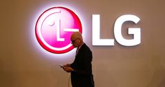  LG vung tiền đầu tư 2,8 tỷ USD sản xuất màn hình OLED cỡ nhỏ để bắt kịp Samsung 