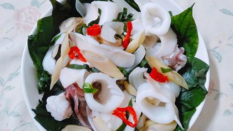 Cách làm mực hấp lá lốt giòn ngọt siêu ngon siêu lạ miệng cho cả nhà