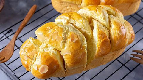 Bánh mì hoa cúc là gì? Bánh mì hoa cúc mua ở đâu và giá bánh là bao nhiêu?