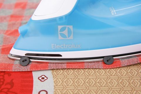 Bàn ủi hơi nước Electrolux ESI4017