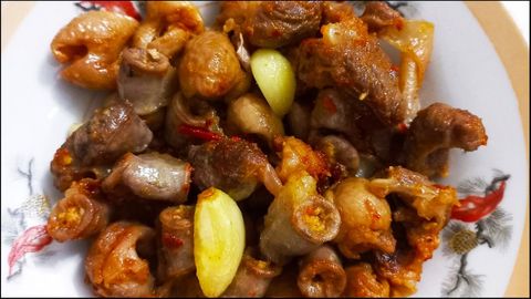 Cách làm lòng heo chiên tỏi ớt giòn thơm, hấp dẫn cực hao cơm