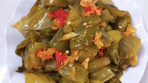 Cách làm dưa cải chua xào tỏi bắt vị cho bữa cơm cuốn hút
