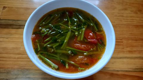 Cách nấu canh chua tôm rau muống thanh mát, giải nhiệt cực ngon