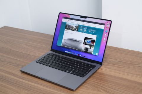 MacBook Pro 'tai thỏ' về Việt Nam