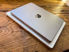 Ảnh thực tế MacBook Pro 'tai thỏ' 