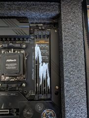  Bo Mạch Chủ Asrock X670 Và X670e Dính Phốt Vì 1 Miếng Dán Trên Khe Ram 
