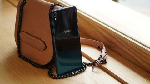 Trên tay Vivo Y1s: Thiết kế mặt lưng bóng bẩy, pin 'trâu', chạy Android 10 với giá 2.69 triệu