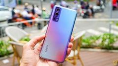  Trên tay Vivo Y72 5G: Thiết kế mặt lưng chuyển sắc đẹp mắt, quyến rũ ngay từ cái nhìn đầu tiên, phù hợp dành cho phái đẹp 