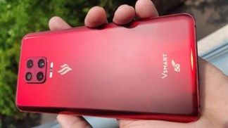 Lộ ảnh trên tay một chiếc smartphone Vsmart 5G màu đỏ bí ẩn, liệu đây có phải là Vsmart Lux 5G?