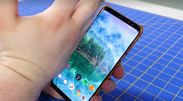 Vuốt sang phải để mở màn hình BlinkFeed trên HTC U11