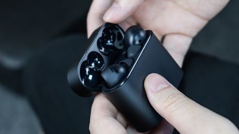 Ấn tượng đầu tiên về tai nghe Mi Air 2 Pro: Thiết kế nhét tai có chống ồn chủ động, thân được hoàn thiện từ nhựa nhám