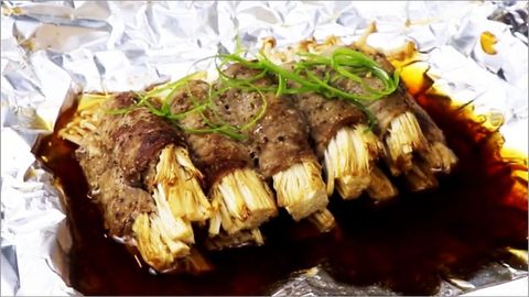 Cách làm bò cuộn nấm kim châm nướng giấy bạc ngon mềm hấp dẫn