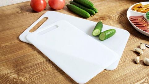 Cách xử lý thớt nhựa bám bẩn lâu ngày đơn giản, hiệu quả ngay tại nhà