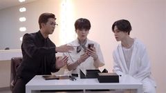  BTS vô cùng ấn tượng và thích thú khi đập hộp chiếc flagship mới nhất đến từ Samsung, Galaxy Z Fold 2 