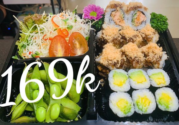 Bento Cơm cuộn cá hồi phủ chà bông, maki bơ trái, đậu nành, salad