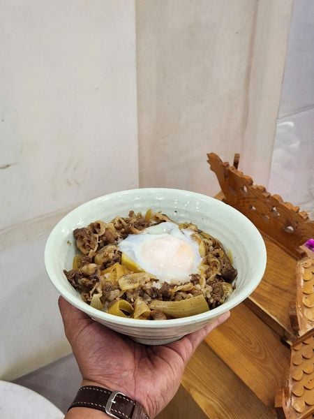 Cơm bò hầm trứng trần