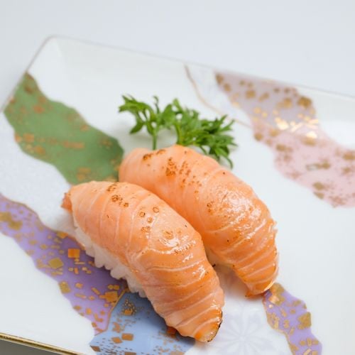 NIGIRI ABURI SALMON (2 PIECES)